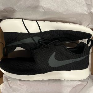 Brand new Nike Roshe one size 9 men